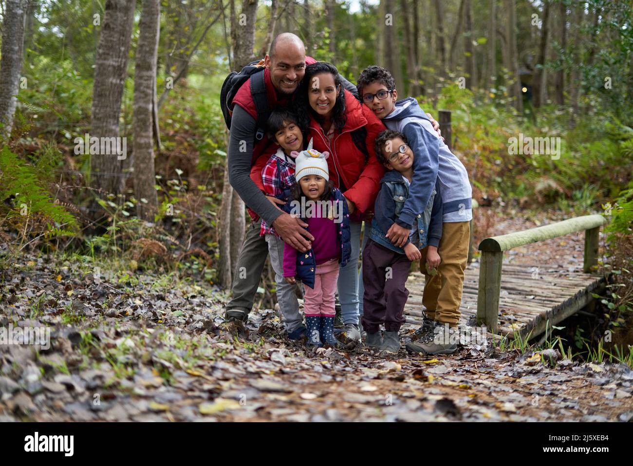 Ritratto felice famiglia escursioni in boschi Foto Stock