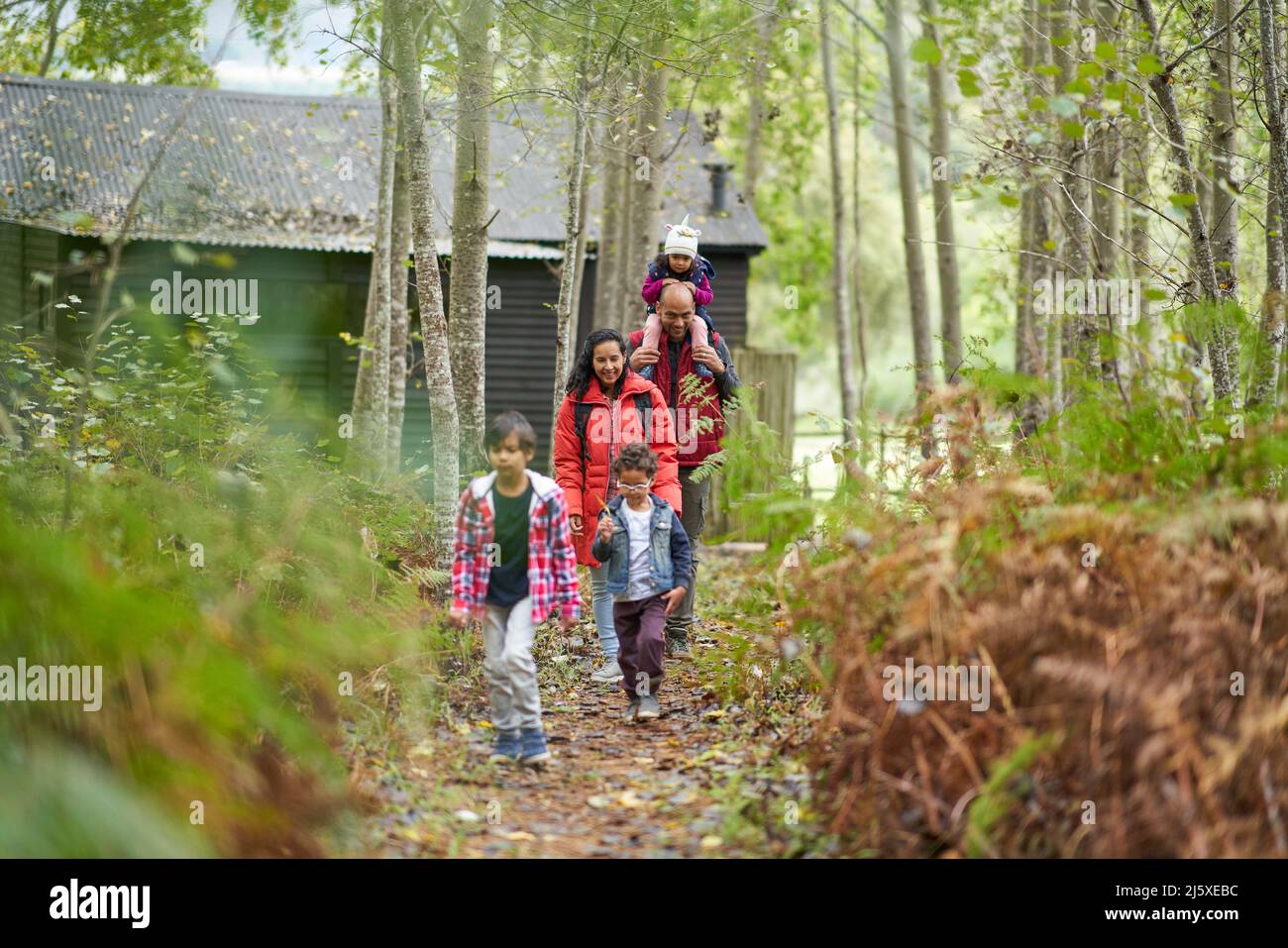 Escursioni in famiglia sul sentiero in legno fuori cabina Foto Stock