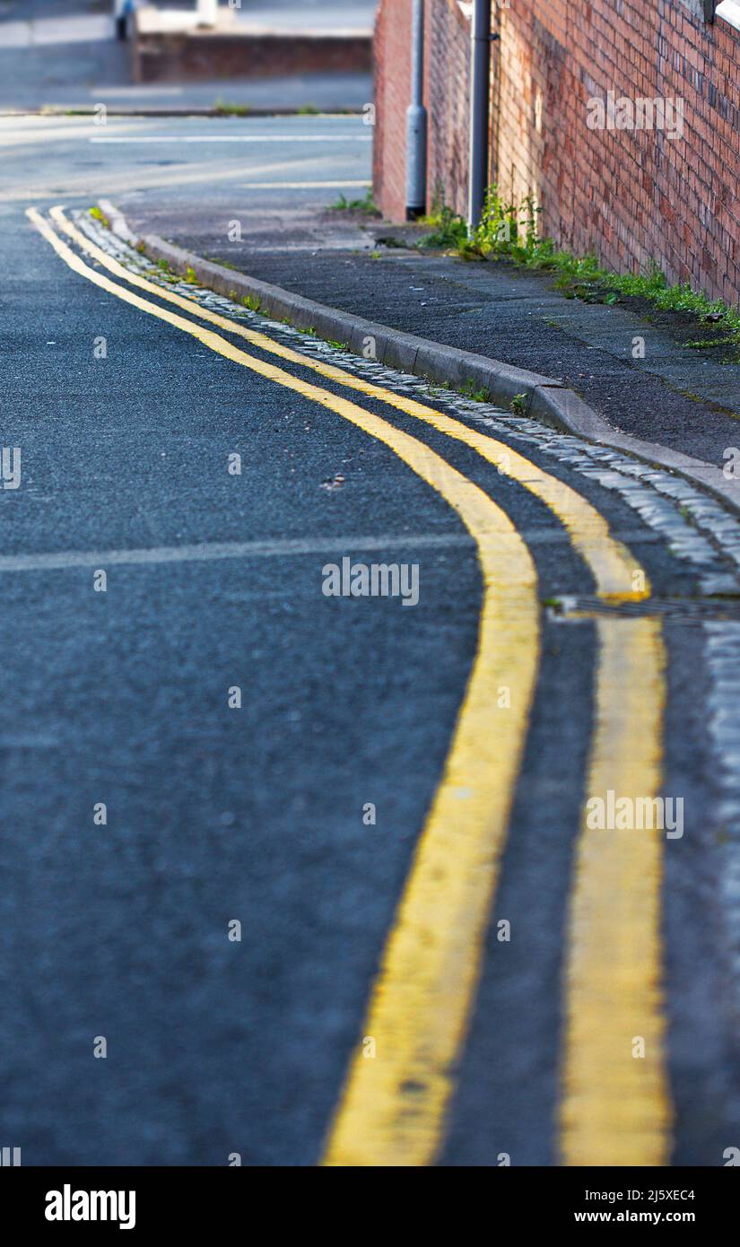 doppia restrizione di parcheggio delle linee gialle Foto Stock