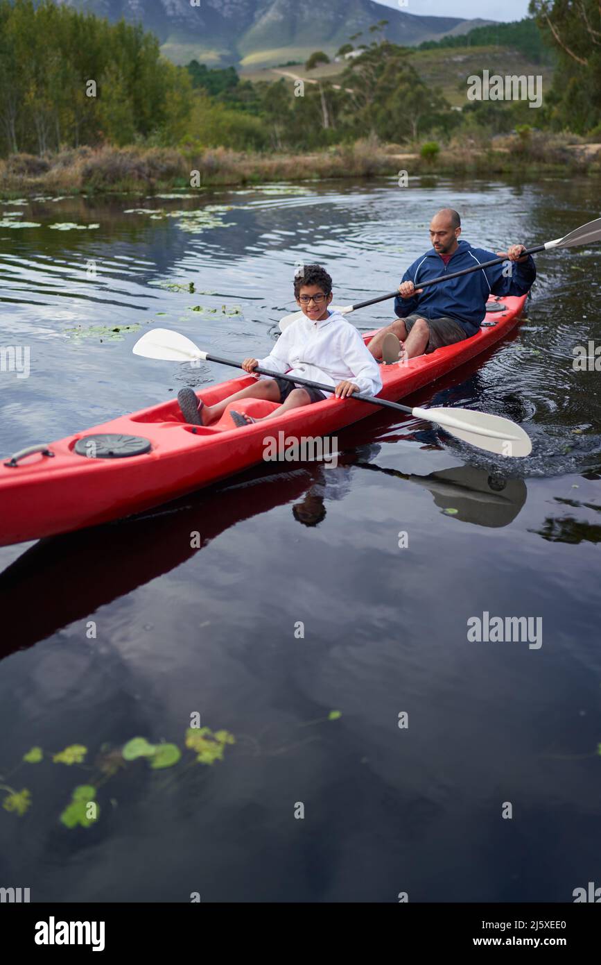 Padre e figlio in kayak sul fiume Foto Stock