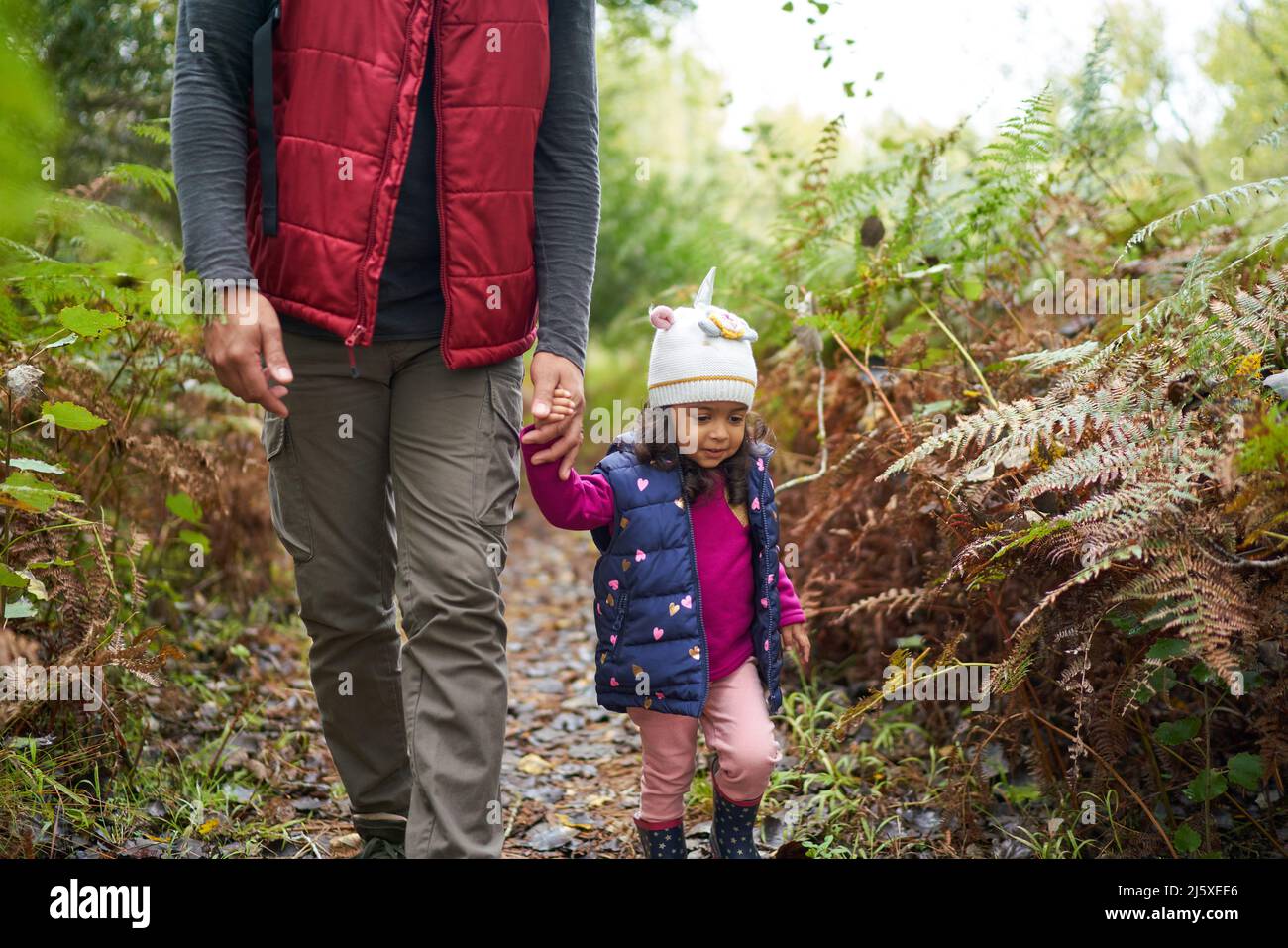 Padre e figlia toddler escursioni sul sentiero in boschi Foto Stock