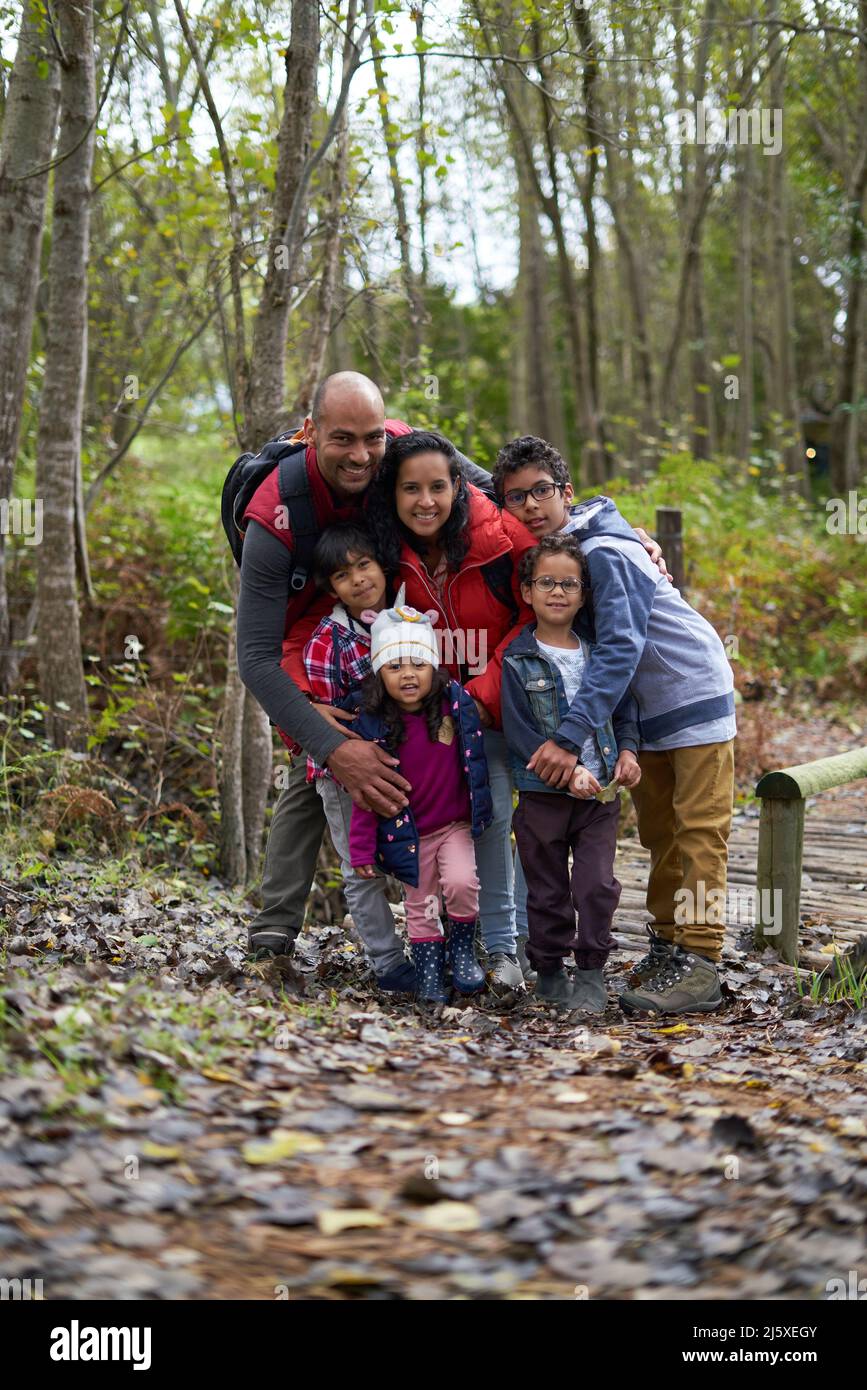 Ritratto felice affettuoso famiglia escursioni in boschi Foto Stock