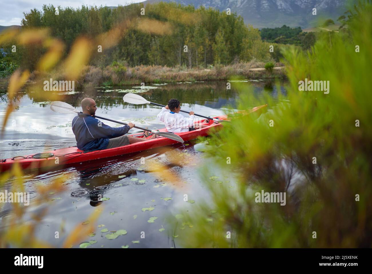 Padre e figlio in kayak sul fiume Foto Stock