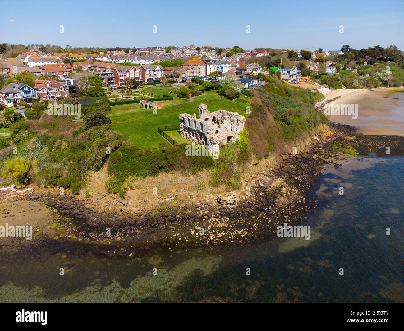 Weymouth, Dorset, Regno Unito. 26th aprile 2022. Meteo Regno Unito. Vista dall'aria delle rovine del Castello di Sandsfoot a Weymouth nel Dorset sotto cieli azzurri e sole caldo. Il castello fu costruito dal re Enrico VIII nel 1539 e fece parte del programma del re per proteggere il suo regno dall'invasione straniera. Fu abbandonata dai militari nel 1665. Picture Credit: Graham Hunt/Alamy Live News Foto Stock