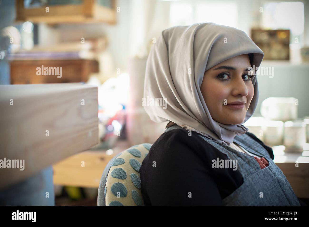 Ritratto fiducioso giovane musulmana in hijab Foto Stock