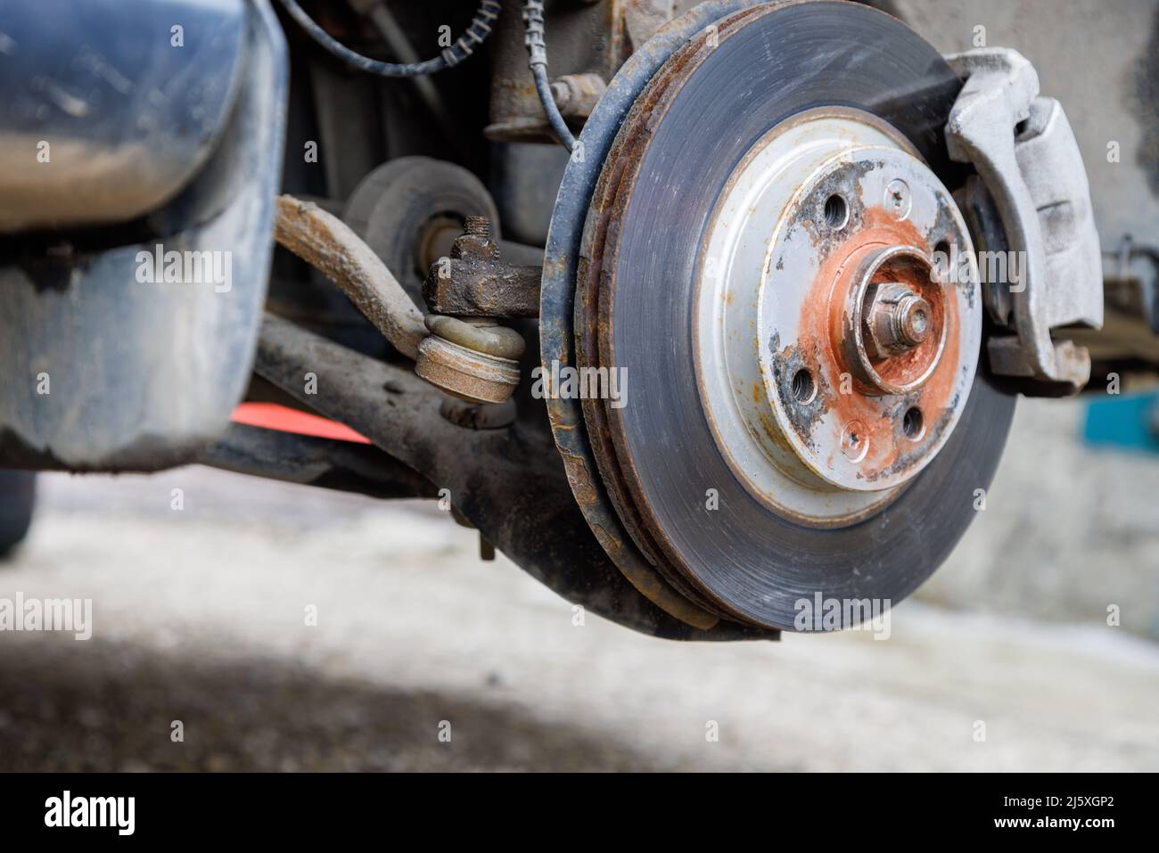 il mozzo della ruota anteriore di un'auto con martinetto durante la  sostituzione di uno pneumatico Foto stock - Alamy