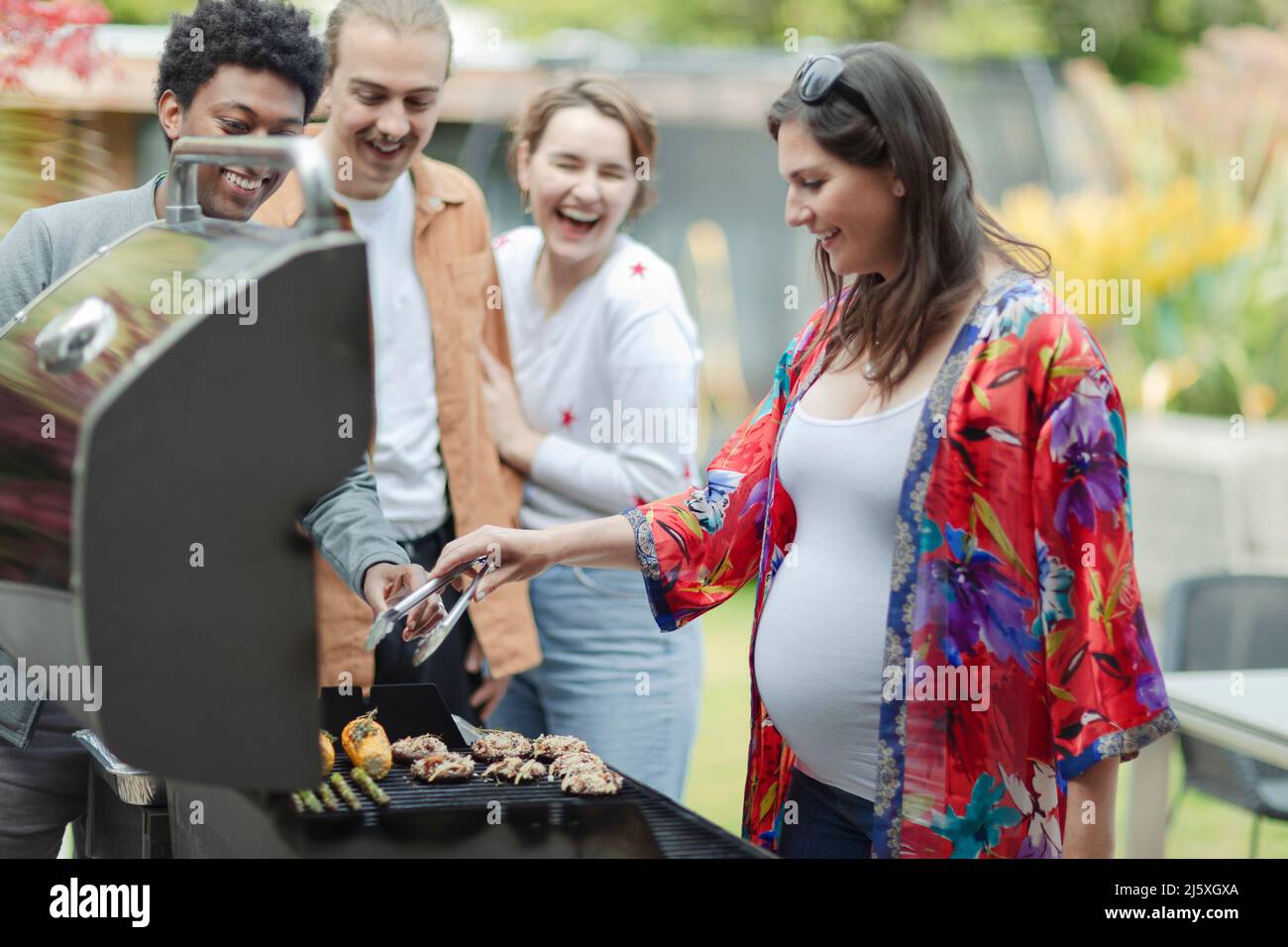 Amici che abbaiano verdure sul patio Foto Stock