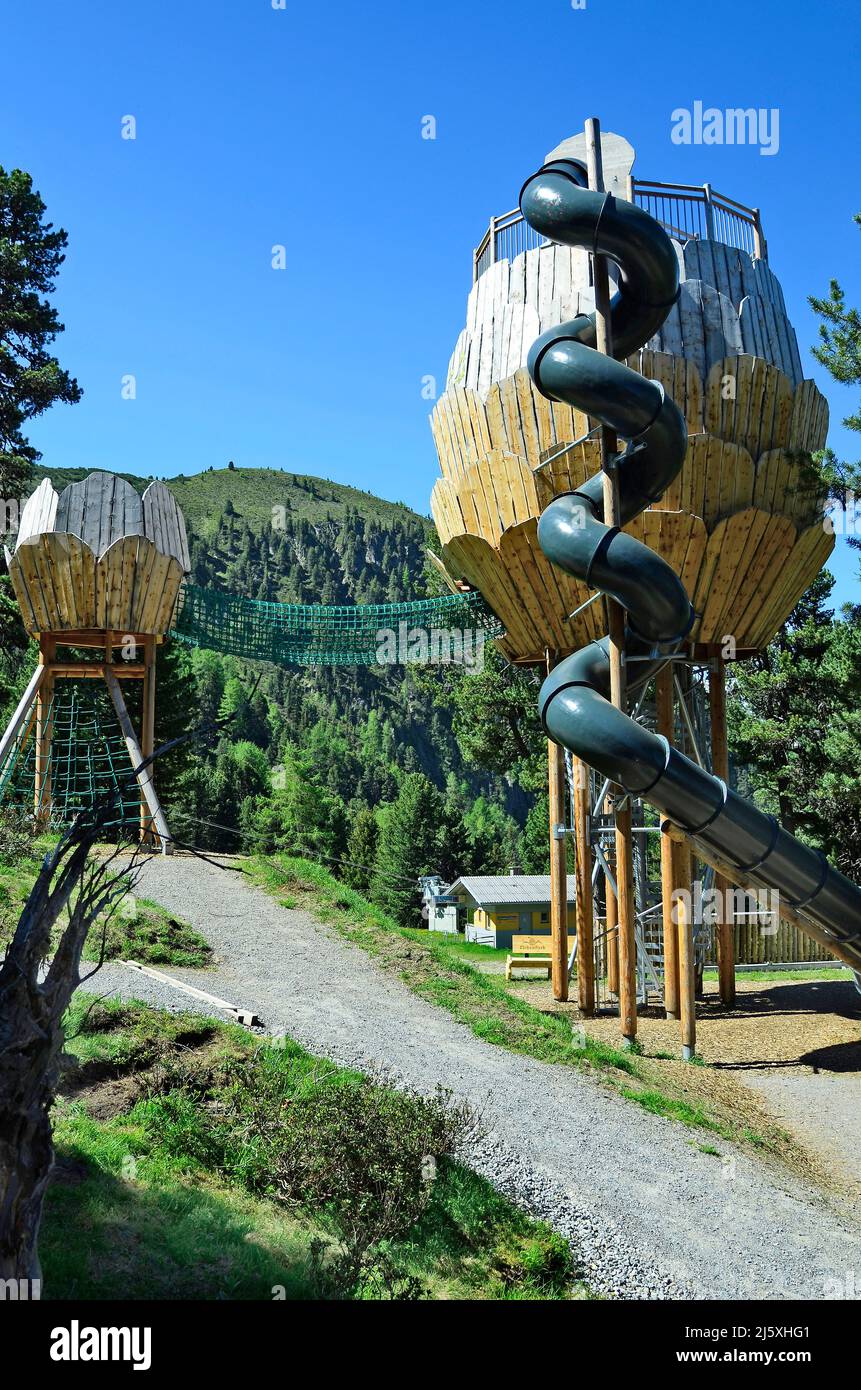 Jerzens, Austria - 24 Giugno 2016: Zirbenpark, parco giochi preferiti e lookout con scivolo a spirale in area escursionistica Hochzeiger mountain Foto Stock