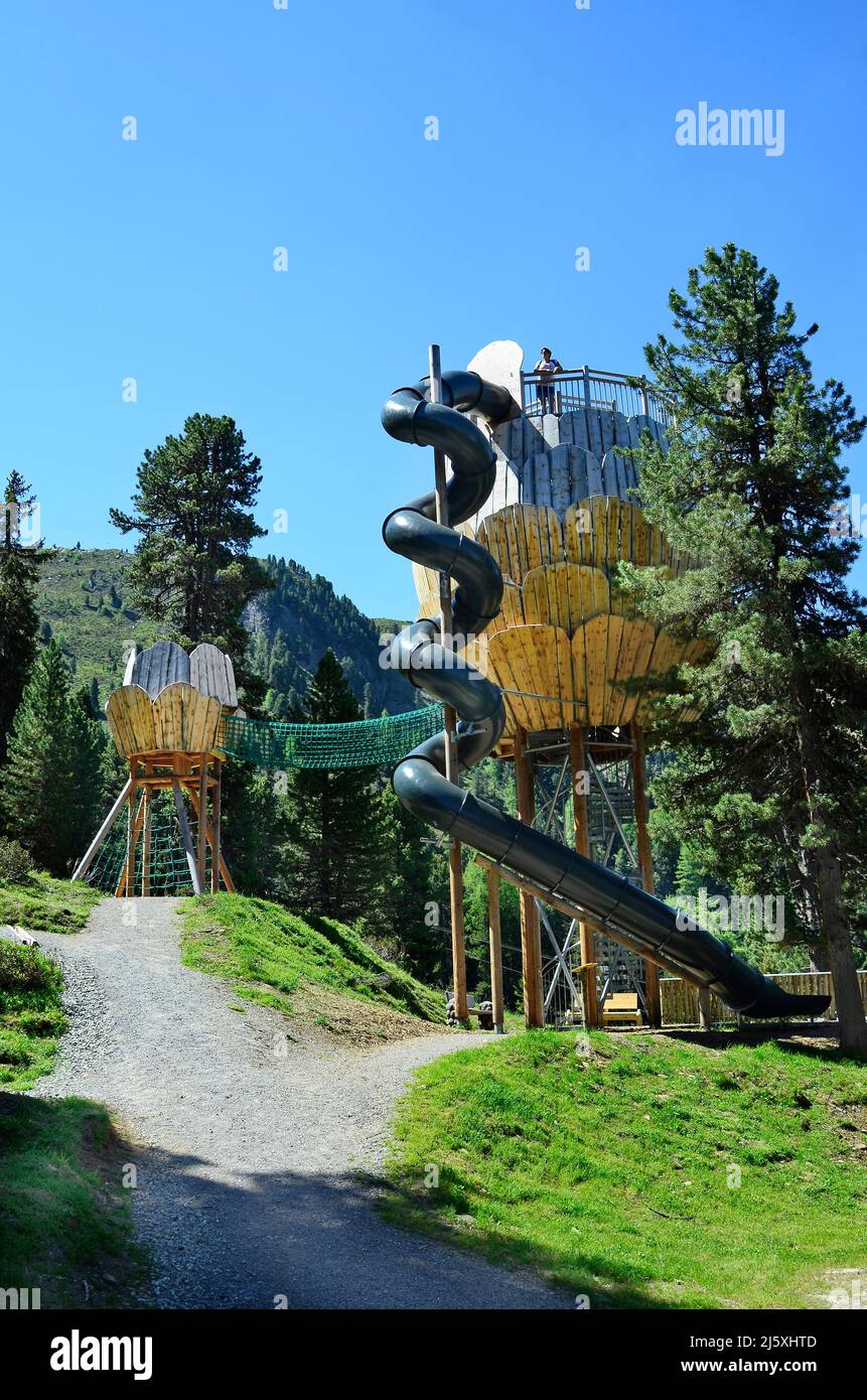 Jerzens, Austria - 24 giugno 2016: Donna a Zirbenpark, parco giochi preferito e belvedere con scivolo a spirale nella zona escursionistica Hochzeiger montagna Foto Stock