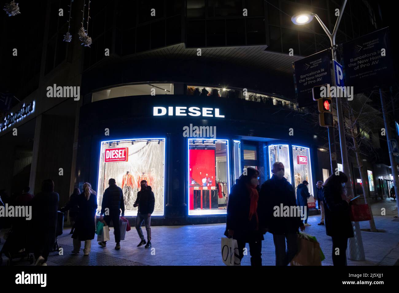 Barcellona, Spagna - 07 gennaio 2022: Negozio di abbigliamento diesel sul Paseo de Gracia, uno dei viali principali della città Foto Stock