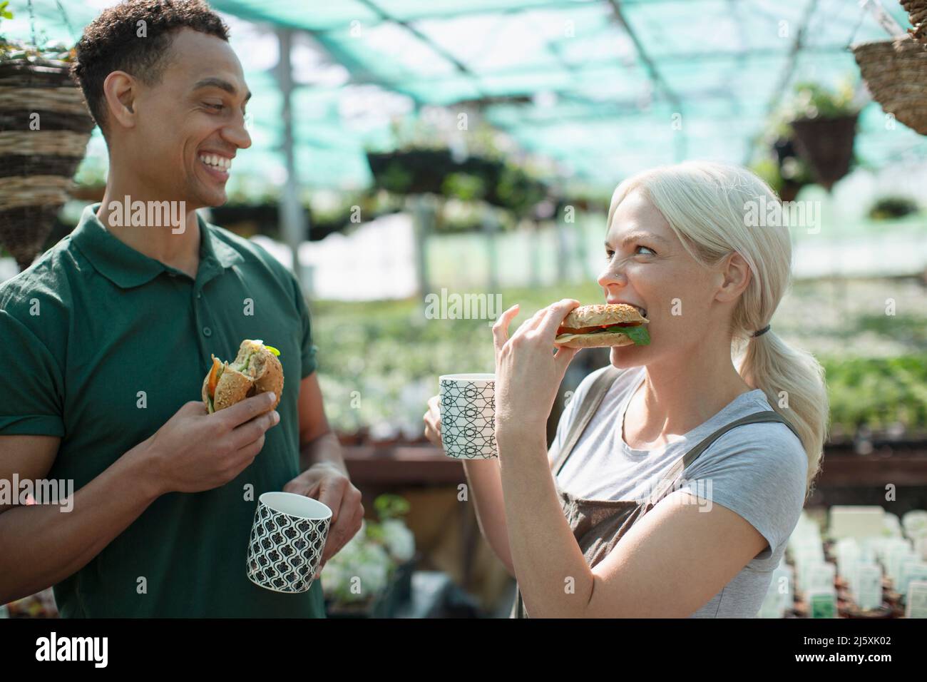 Proprietari di negozi di giardino felice godendo pausa pranzo Foto Stock