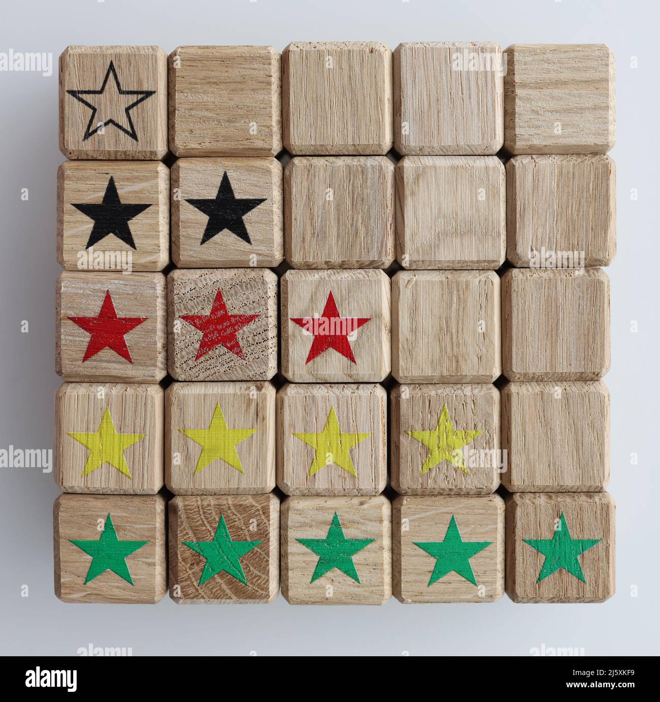 Cubi di legno con stelle scala di valutazione primo piano Foto Stock