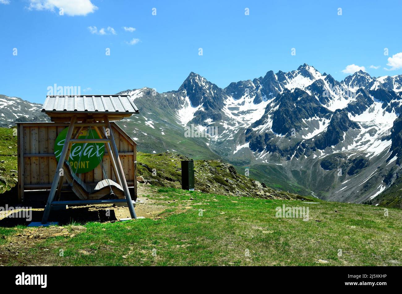 Jerzens, Austria - 24 giugno 2016: Punto di relax sulla cima del monte Sechszeiger con vista sulle alpi innevate di Oetztaler Foto Stock