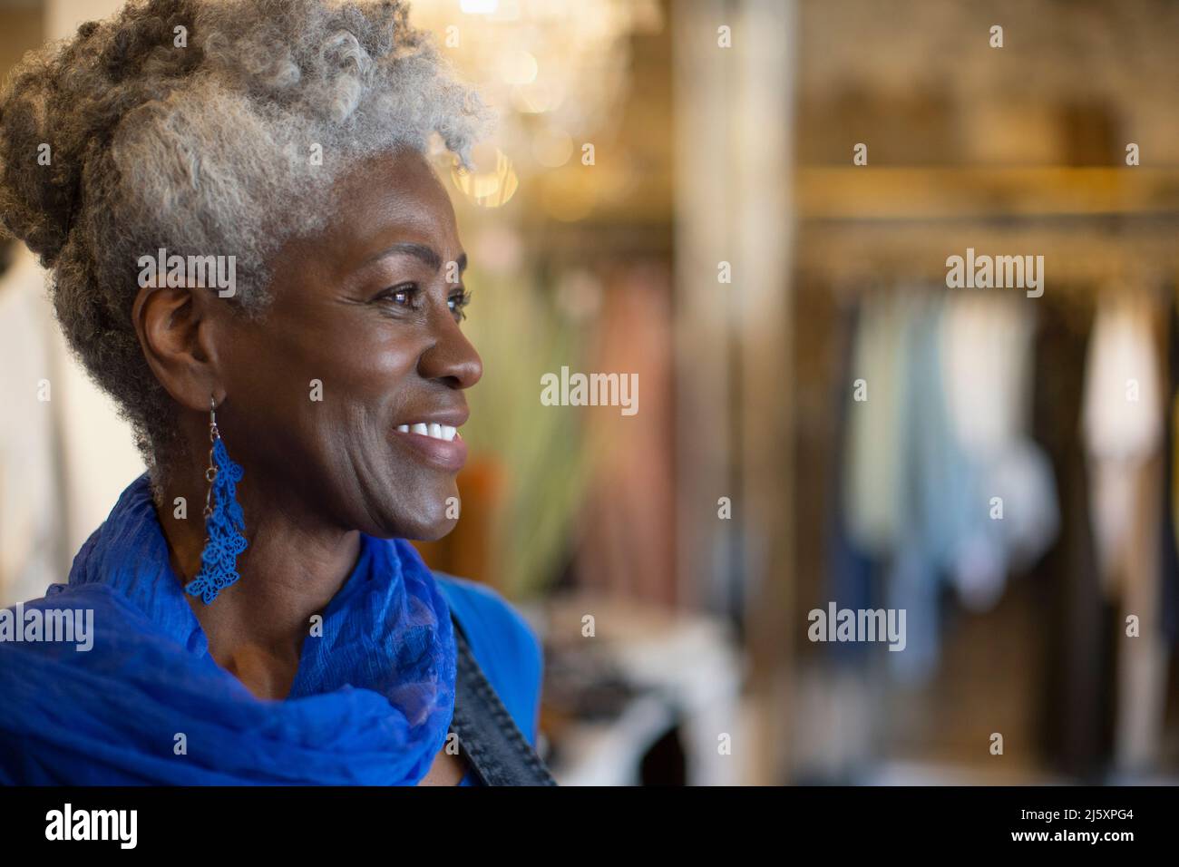 Ritratto pensieroso Senior donna negozio proprietario guardando via Foto Stock