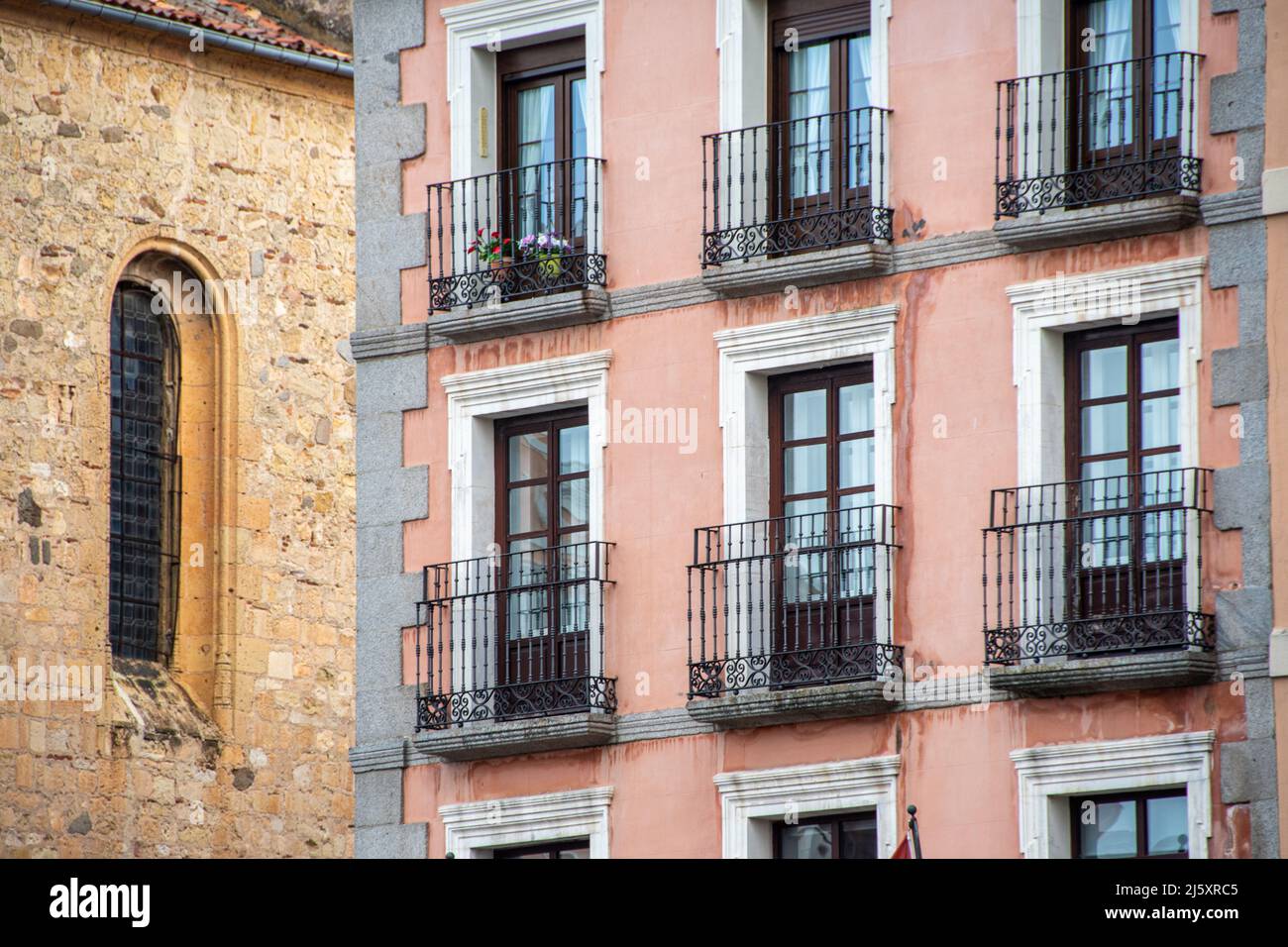 La facciata colorata di un edificio Segovia, Spagna Foto Stock