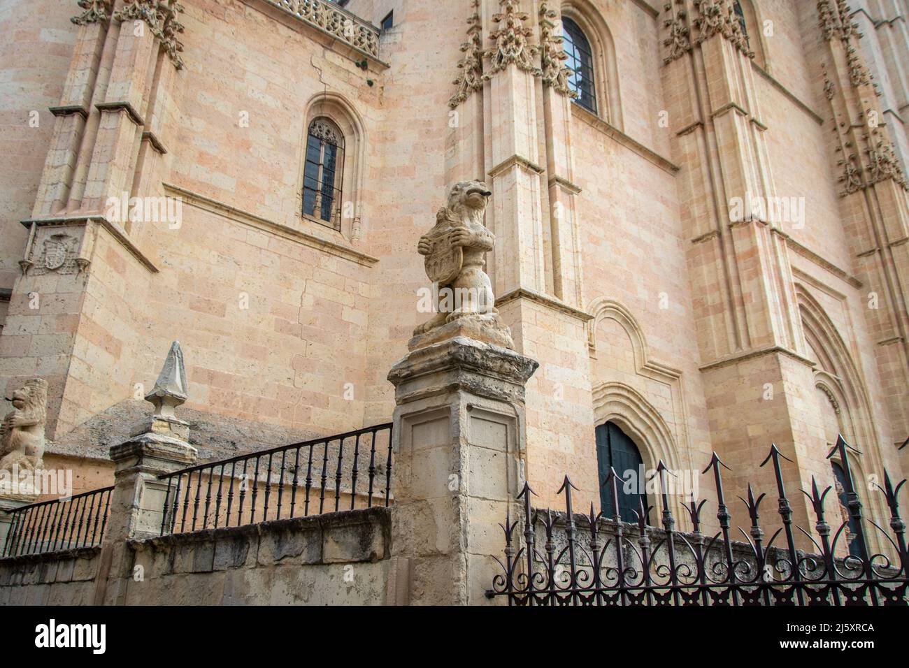 Una statua di leone su un pilastro fuori dalla Cattedrale di Segovia, Spagna Foto Stock