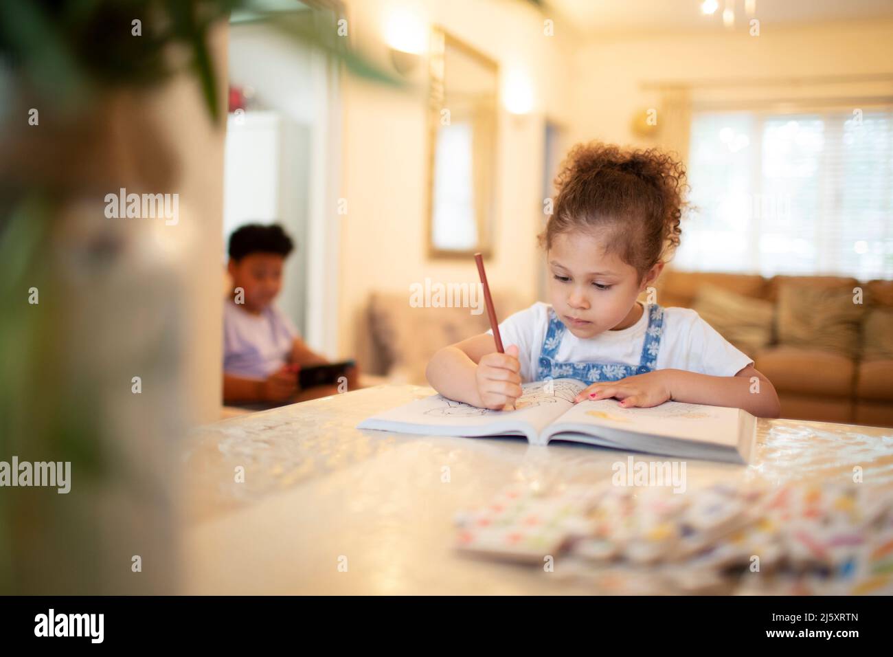 Cute ragazza colorazione in libro da colorare Foto Stock