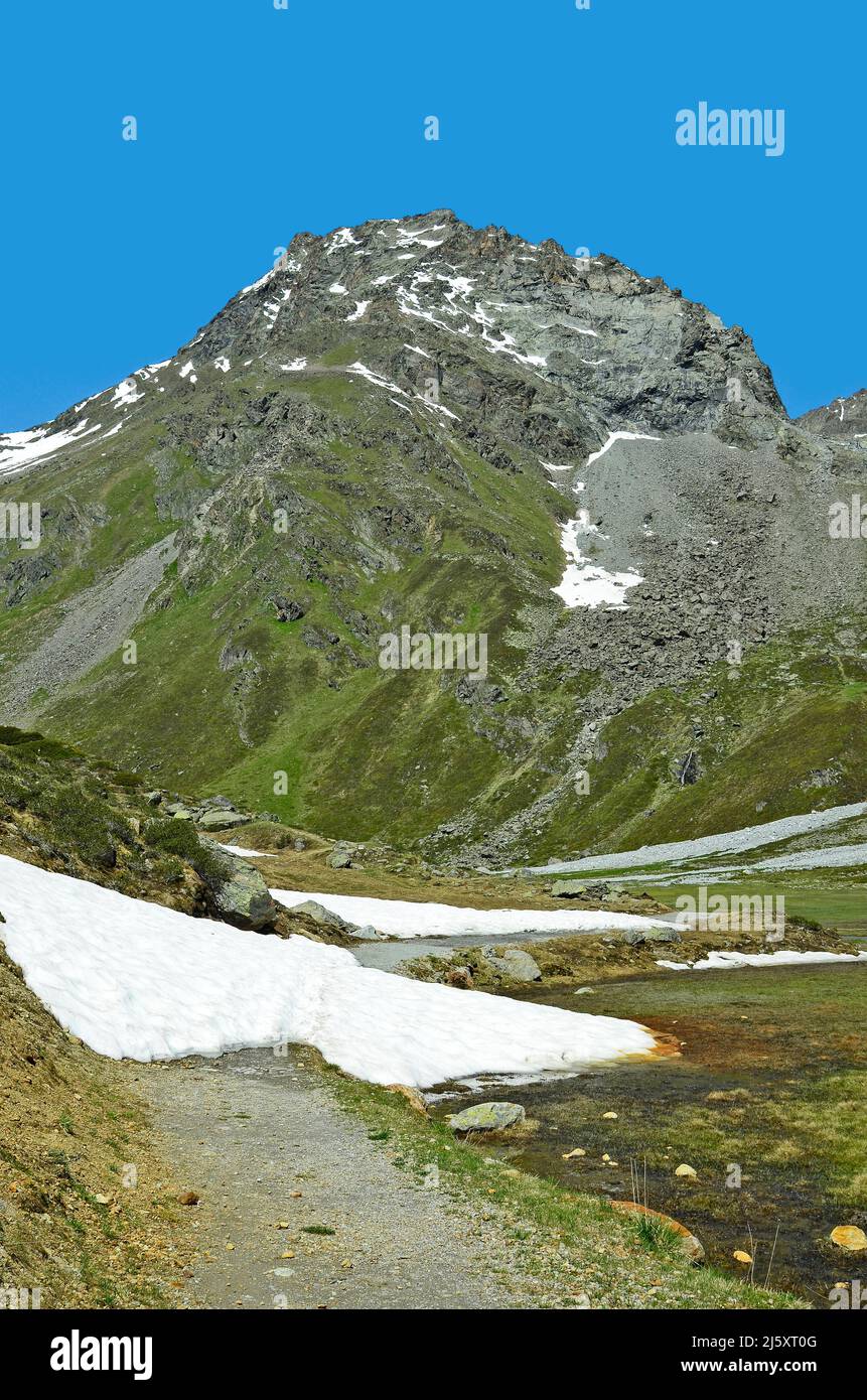 Austria, Tirolo, sentiero escursionistico sul campo di neve nelle Alpi austriache Foto Stock