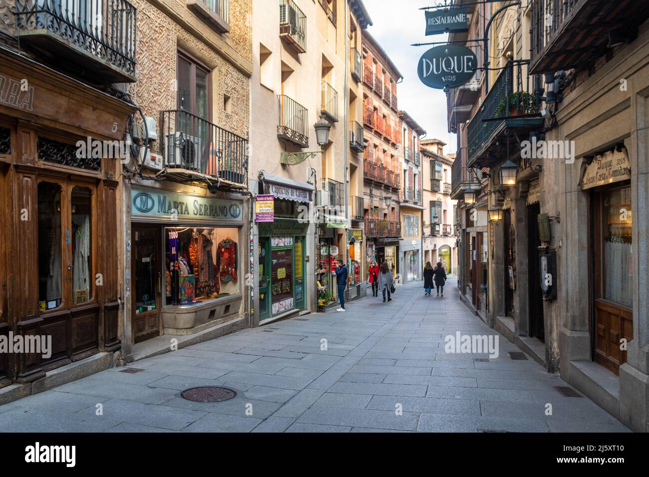 Una strada stretta a Segovia, Spagna Foto Stock