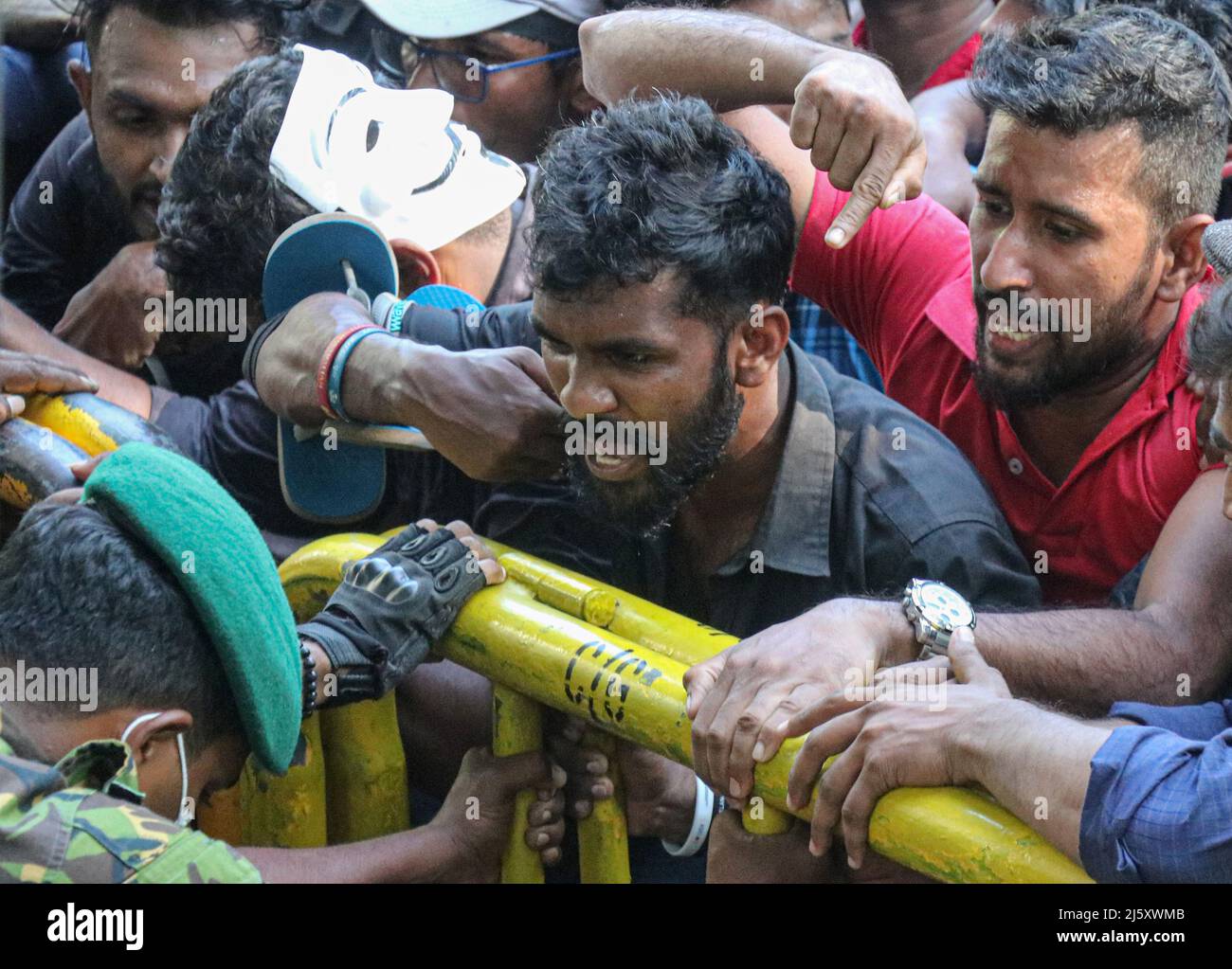 Colombo, Sri Lanka. 24th Apr 2022. Gli studenti universitari partecipano a una manifestazione contro la crisi economica e politica in corso a Colombo, Sri Lanka, il 24 aprile 2022. (Foto di Saman Abesiriwardana/Pacific Press/Sipa USA) Credit: Sipa USA/Alamy Live News Foto Stock