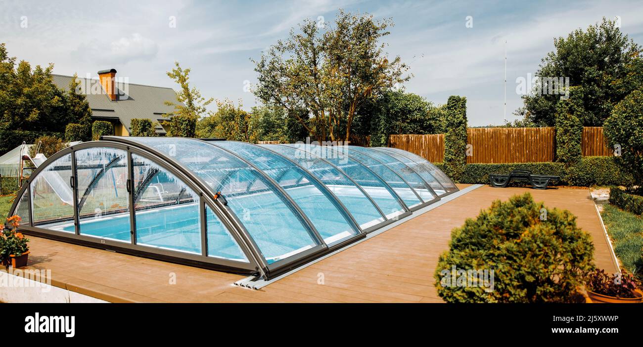 Piscina squisita con rivestimento trasparente. Foto Stock