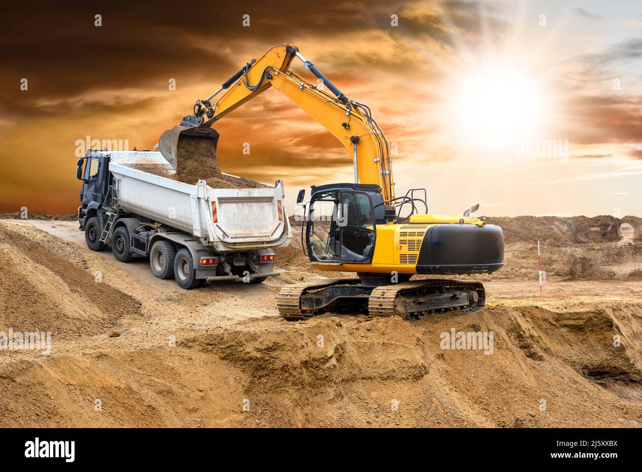 scavo di escavatori in cantiere Foto Stock