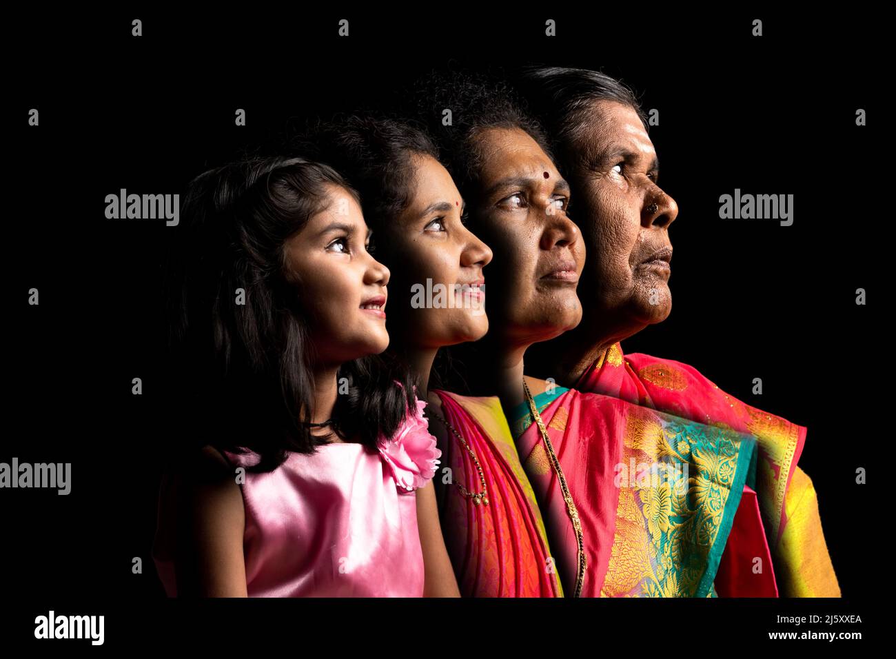 Famiglia indiana di quattro generazioni in abito tradizionale - concetto di processo di invecchiamento, famiglia e Unione. Foto Stock