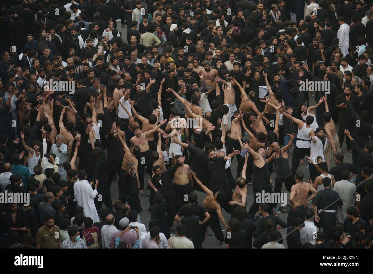 (4/23/2022) i musulmani sciiti pakistani partecipano alla processione del lutto durante il giorno del martirio di Hazrat Ali al-Murtaza (A.S) dalla porta di Bhati all'Imambargah Karbala Gamay Shah a Lahore. I musulmani sciiti di tutto il mondo stanno tenendo una processione lutto in occasione di Yum-e-Ali (A.S), il giorno del martirio 21st Ramadan. Una processione per commemorare l'uccisione di 7th secolo di Imam Ali durante il santo mese di digiuno di Ramadan al Mubarak. (Foto di Rana Sajid Hussain/Pacific Press/Sipa USA) Foto Stock