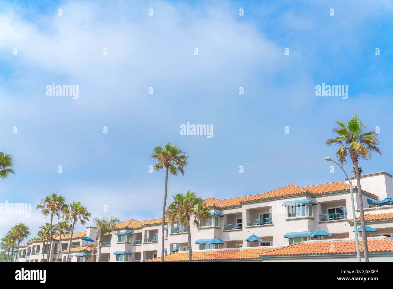 L'esterno di un complesso edificio con tetti di tegole in cemento a Carlsbad, San Diego, California Foto Stock