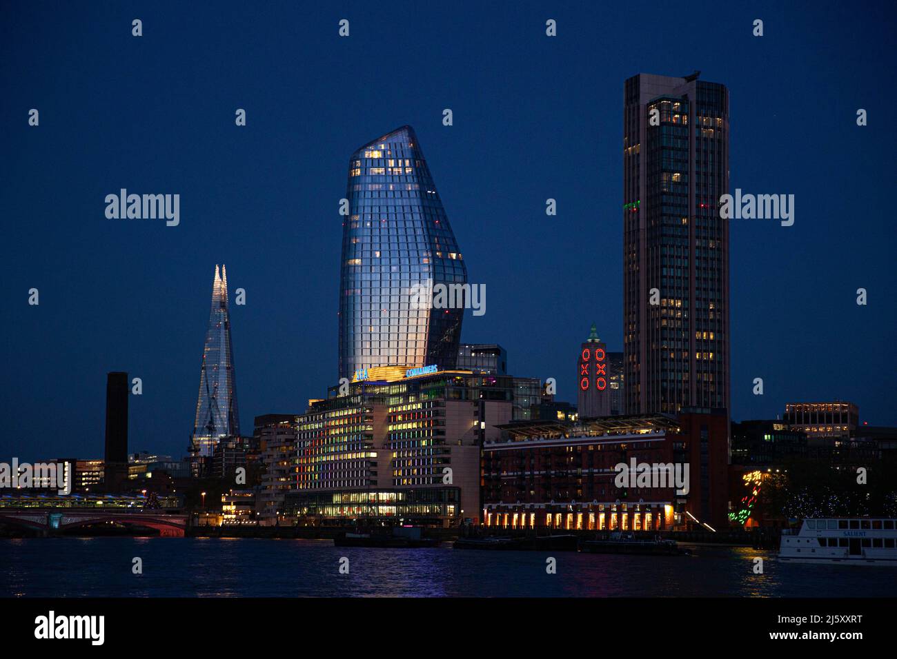 Skyline di Londra al tramonto, River Thames, Londra, Inghilterra, Regno Unito. Foto Stock