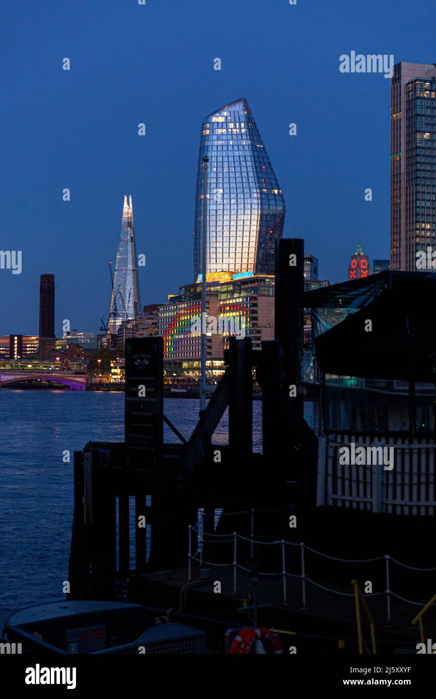 Skyline di Londra al tramonto, Bankside, Londra, Inghilterra, Regno Unito. Foto Stock