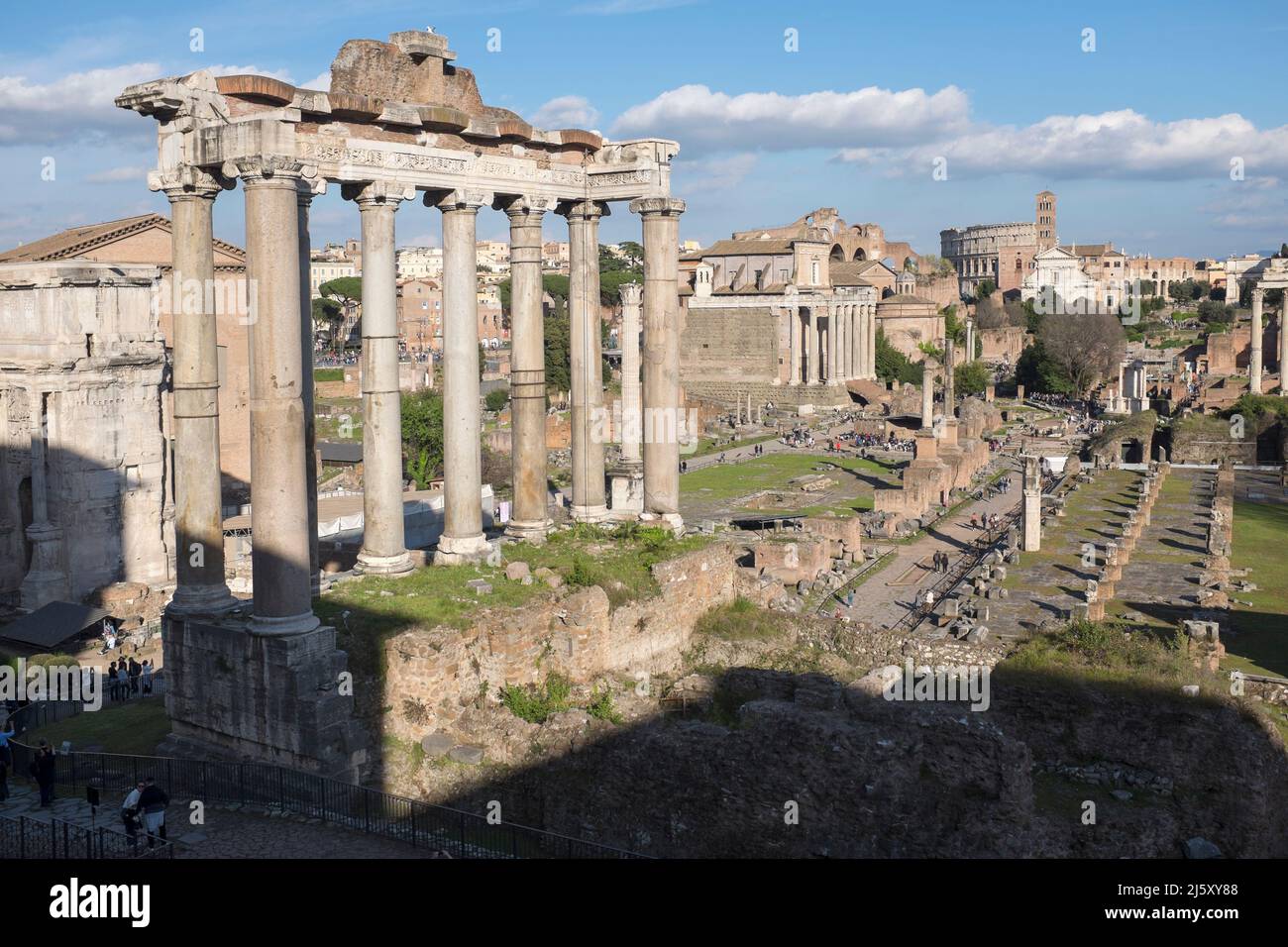 Vista al Portico Dii Consentes al Foro Romano di Roma Italia Foto Stock