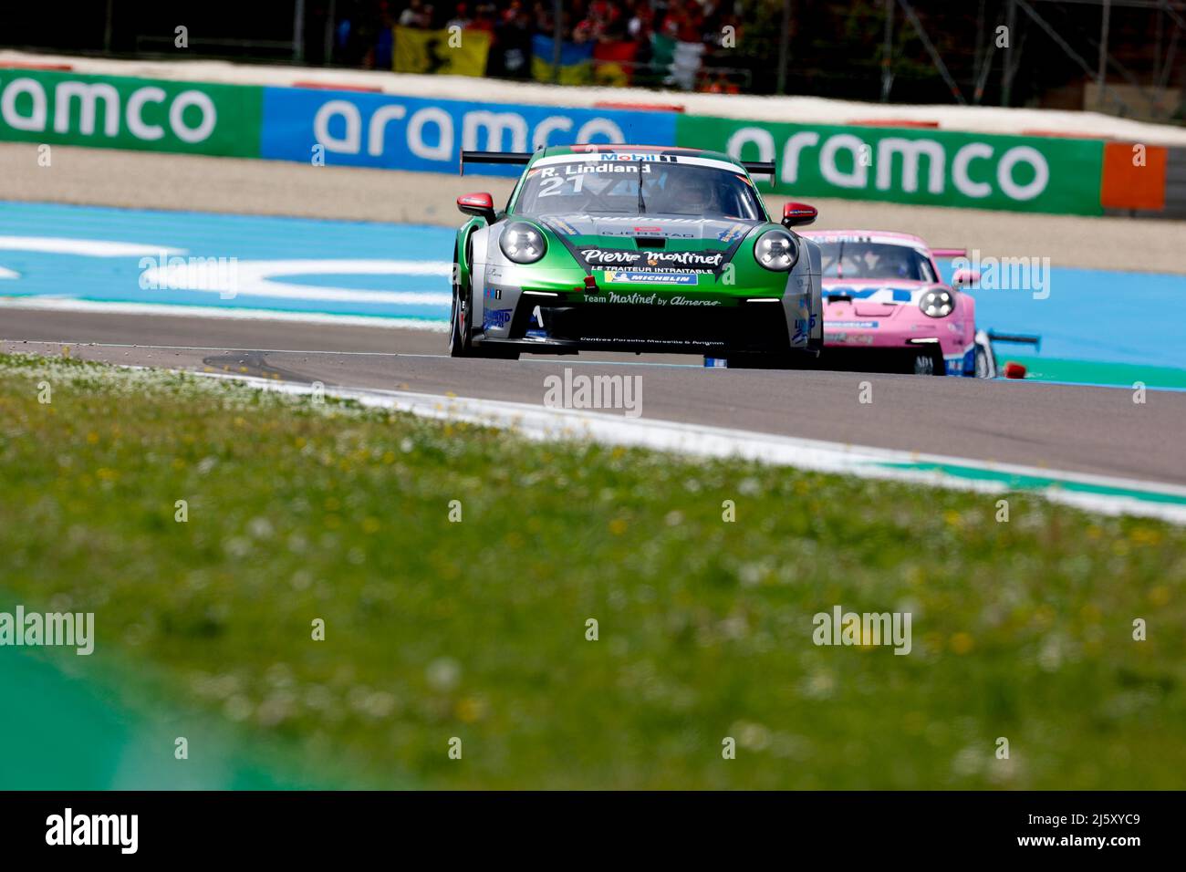 Imola, Italia. 23rd Apr 2022. #21 Roar Lindland (N, Pierre Martinet di Almeras), Porsche Mobil 1 Supercup ad Autodromo Enzo e Dino Ferrari il 23 aprile 2022 a Imola, Italia. (Foto di ALTO DUE) credito: dpa/Alamy Live News Foto Stock