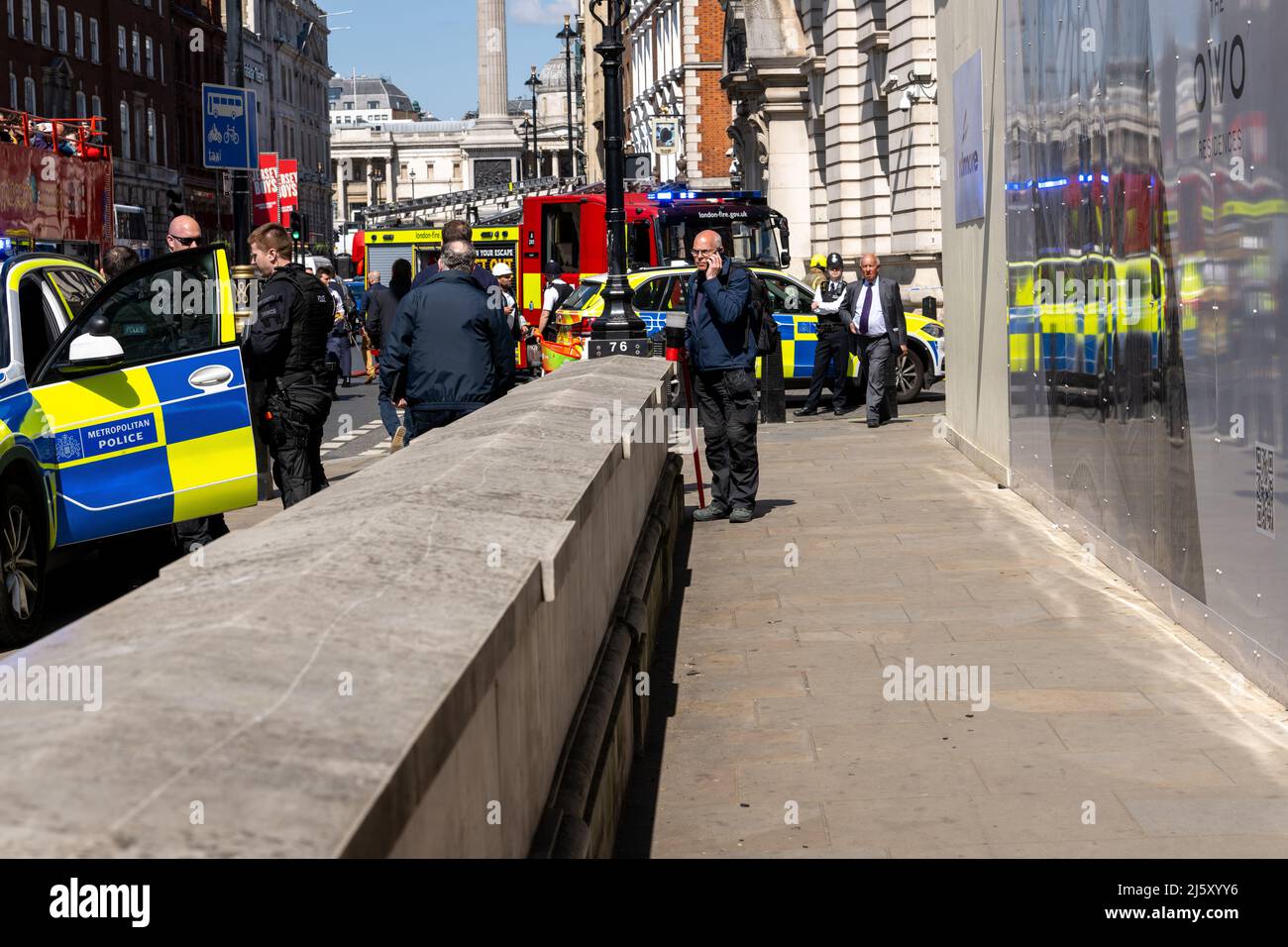 Londra, Regno Unito. 26th Apr 2022. Un incendio di un veicolo a Whitehall Place ha causato il fumo nero che si propagava su whitehall e un grande allarme di sicurezza. Credit: Ian Davidson/Alamy Live News Foto Stock