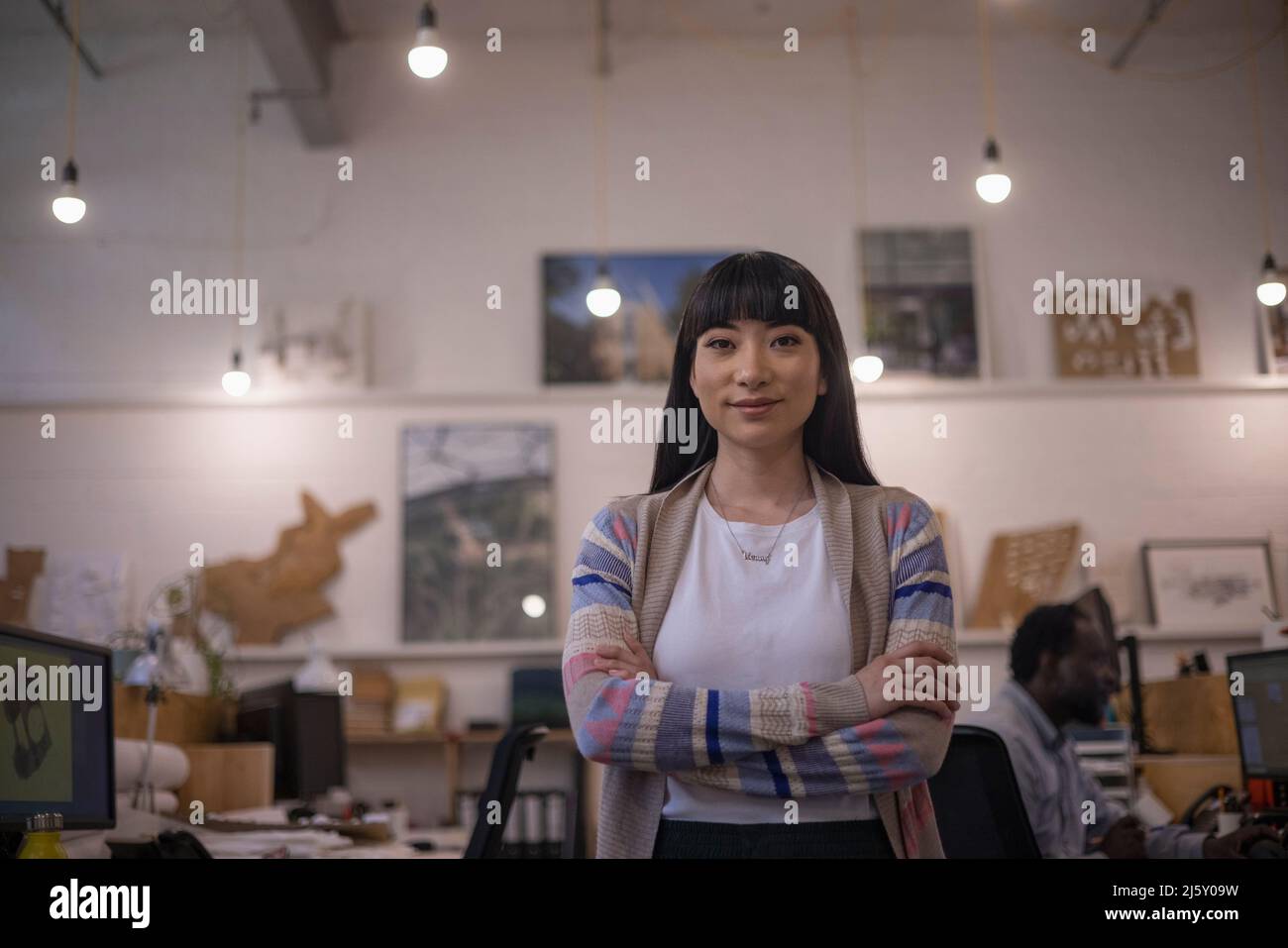 Ritratto sicuro donna designer in piedi in ufficio Foto Stock