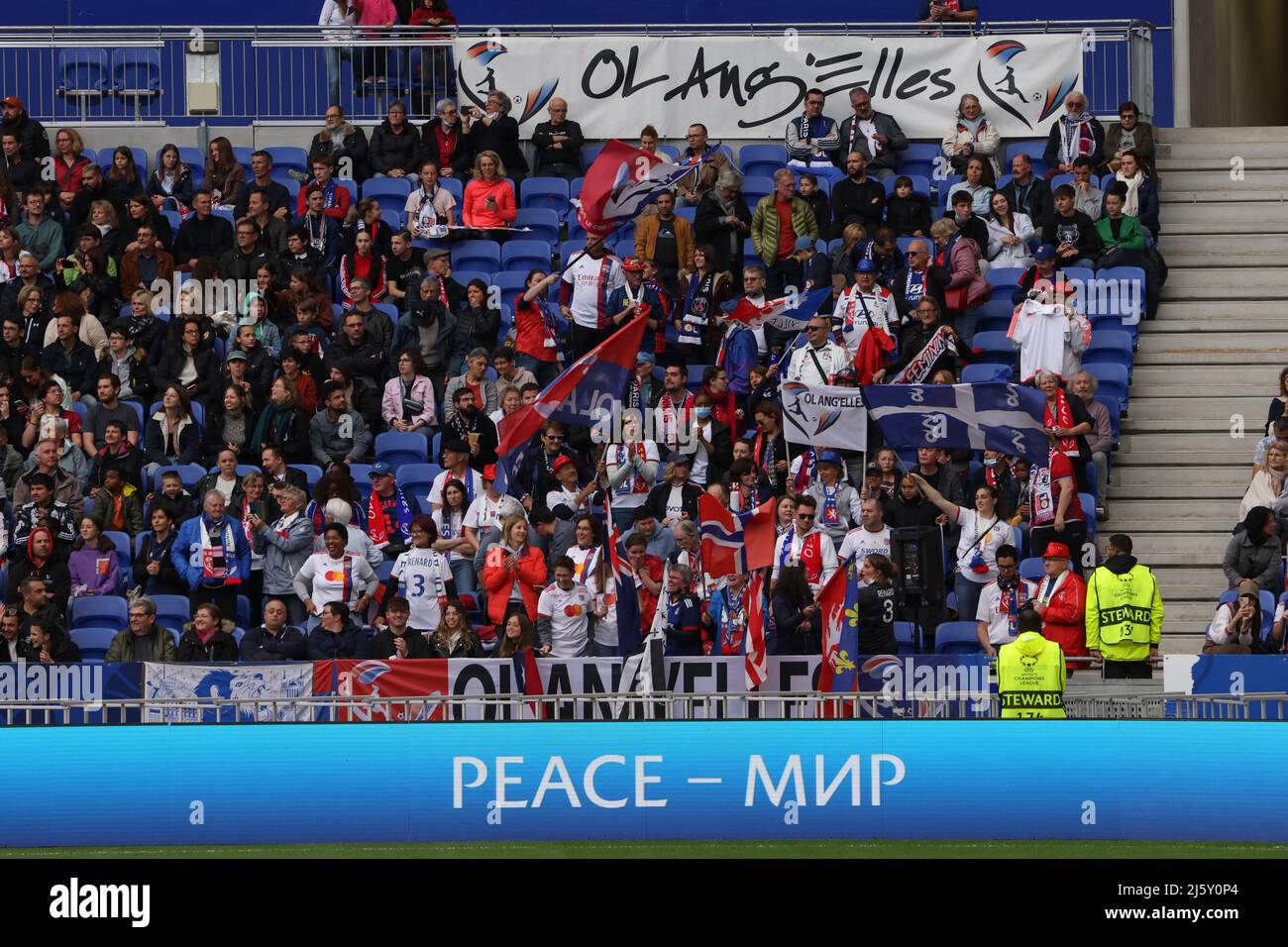 Lione, Francia, 24th aprile 2022. Tifosi dell'Olympique Lyonnais durante la partita della UEFA Womens Champions League allo Stadio OL di Lione. Il credito d'immagine dovrebbe essere: Jonathan Moscrop / Sportimage Credit: Sportimage/Alamy Live News Foto Stock