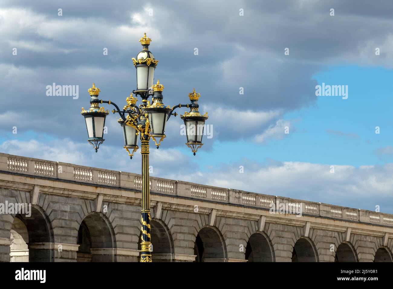 Lampada di strada nera e glodata al Palacio Real (palazzo reale) a Madrid, Spagna Foto Stock