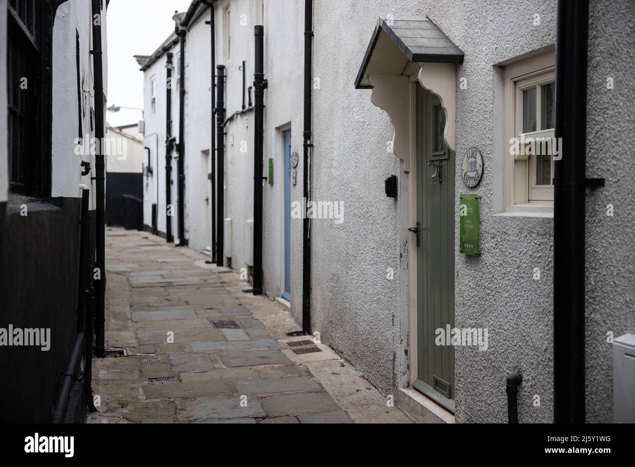 WHITBY, INGHILTERRA, REGNO UNITO. Aprile 25th 2022. Vista generale di una strada stretta contenente cottage nel centro di Whitby. Foto Stock