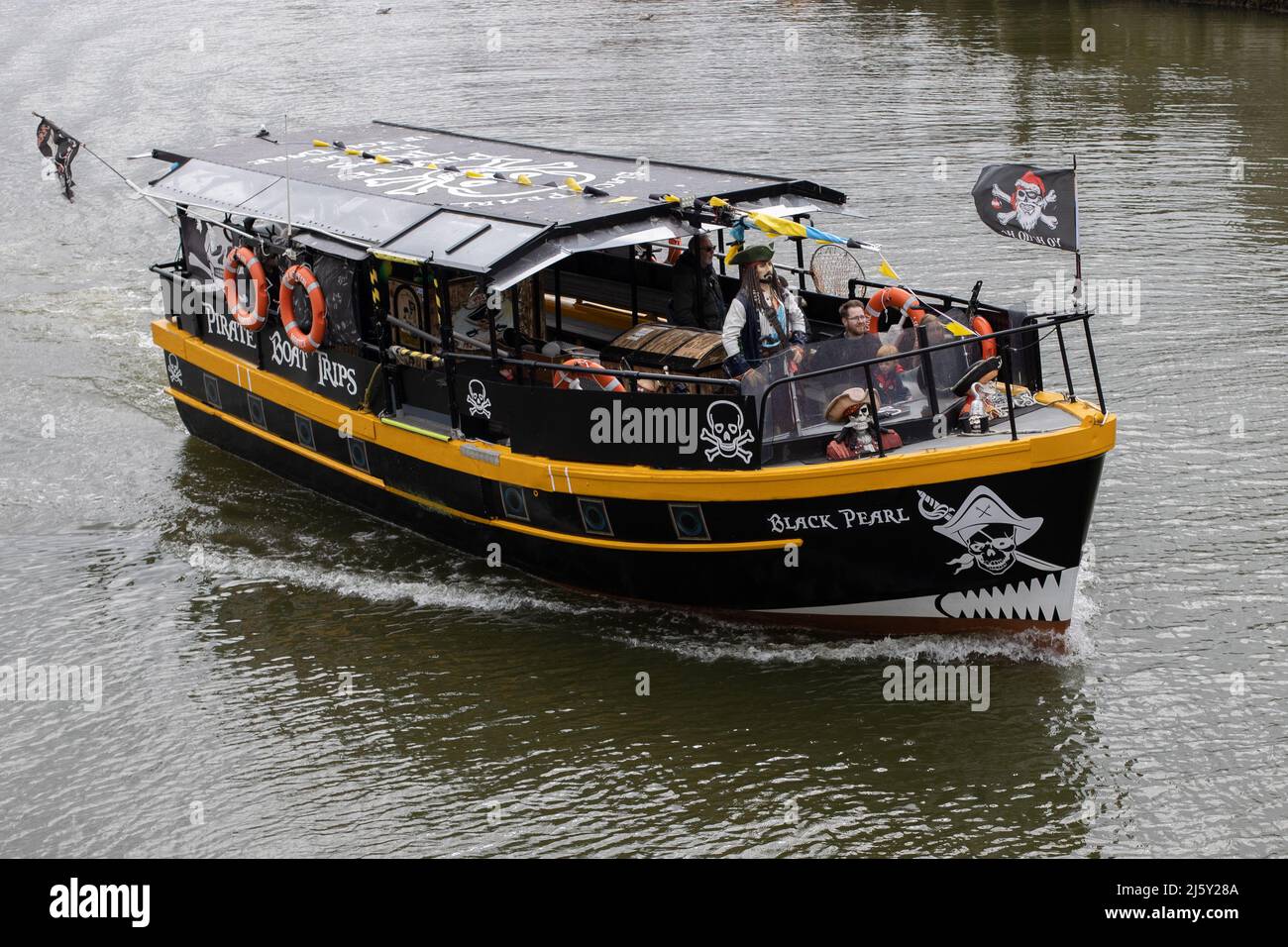 WHITBY, INGHILTERRA. Aprile 25th 2022. La barca Black Pearl per i clienti paganti che desiderano una gita in barca è vista nel porto di Whitby. Foto Stock