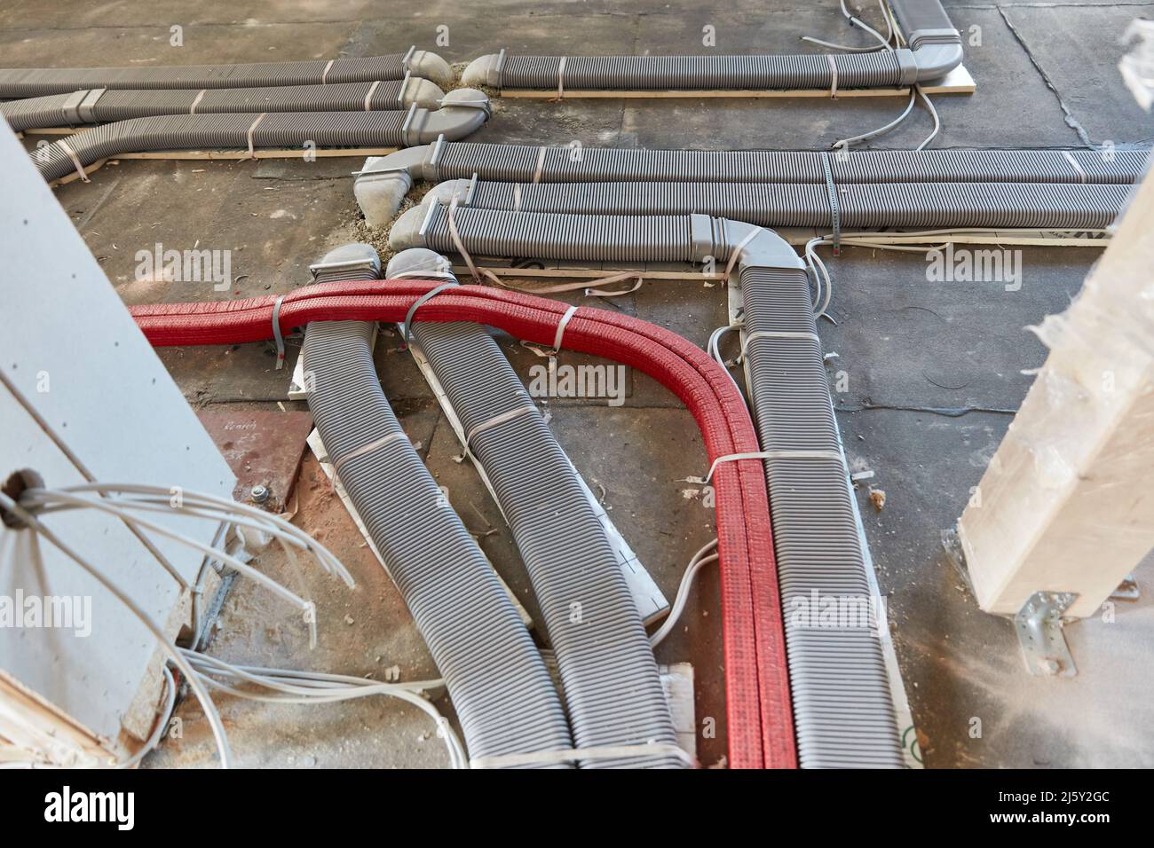 I condotti dell'aria per l'unità di trattamento dell'aria e il sistema di ventilazione si trovano sul pavimento di un nuovo edificio Foto Stock