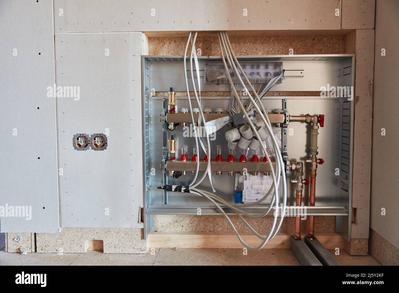 Scatola di controllo o scatola di distribuzione quando costruisce una nuova casa Foto Stock