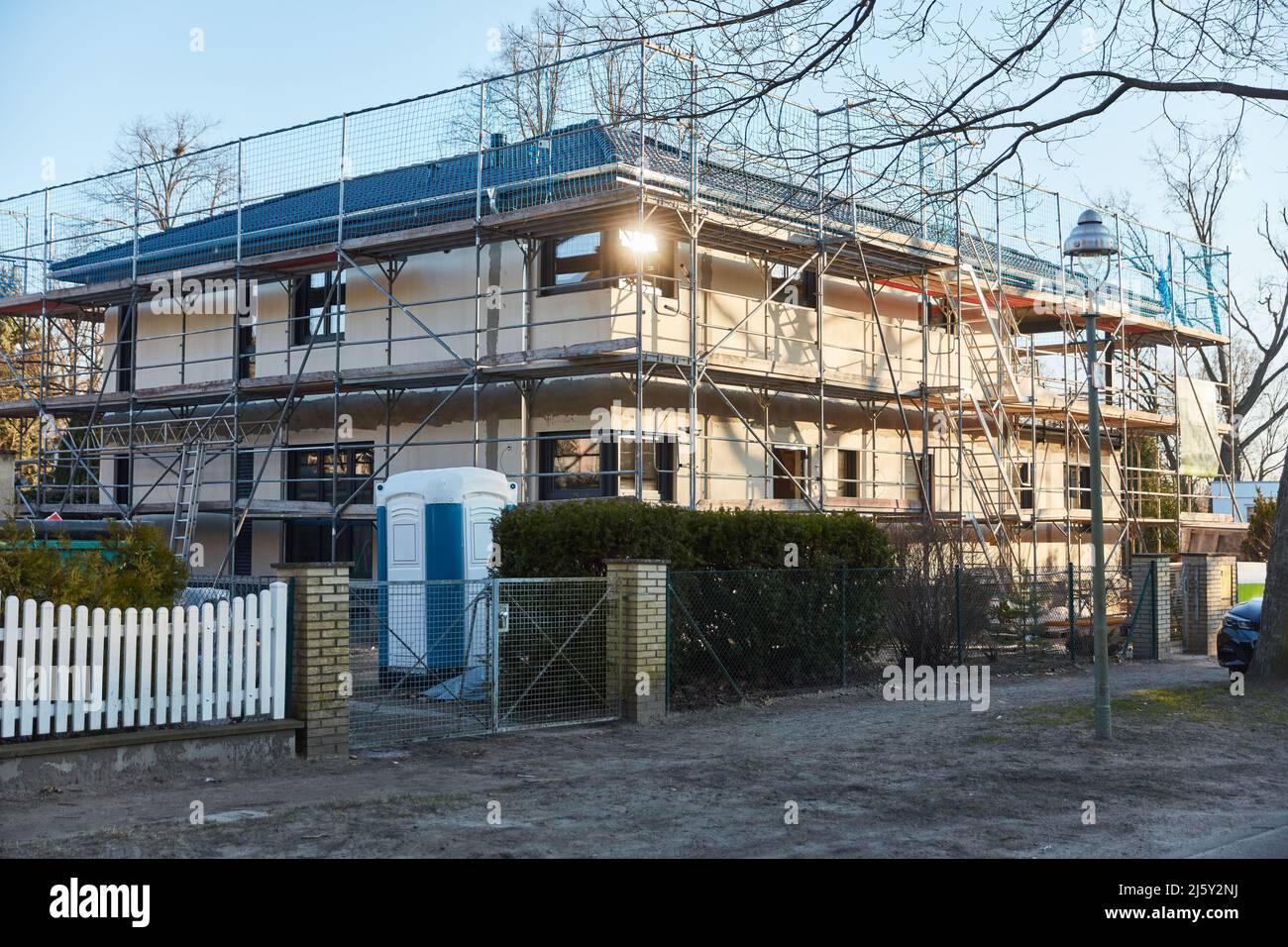 Nuova costruzione di un moderno edificio di appartamenti con impalcatura in cantiere Foto Stock