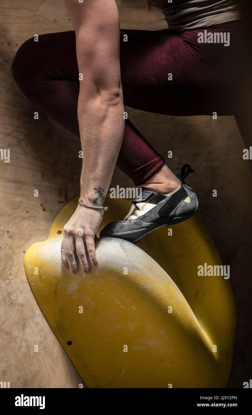 Close up donna al muro di arrampicata Foto Stock