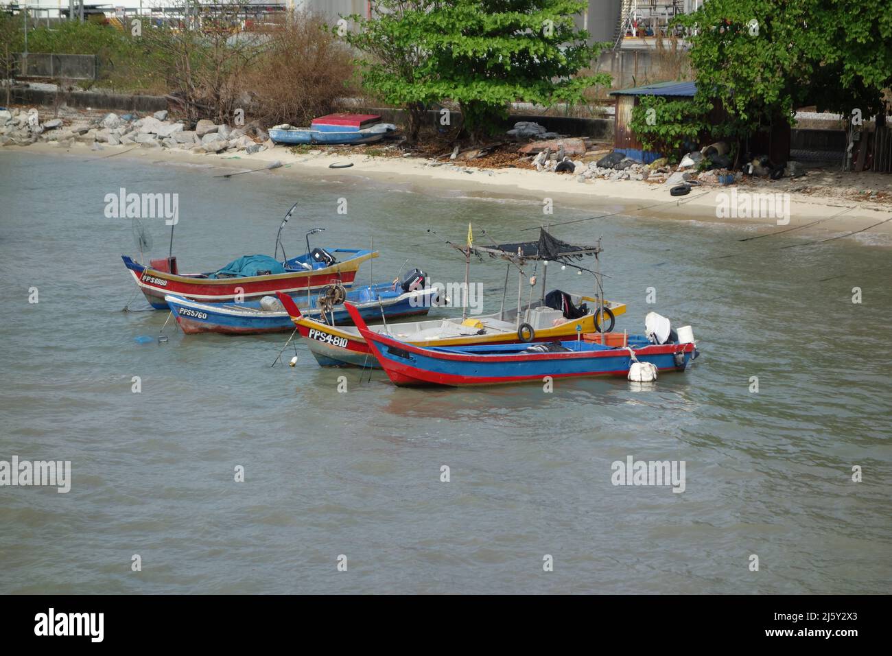 GEORGE TOWN, MALASIA – 29 GENNAIO 2020 barche a coda lunga ormeggiate vicino alla spiaggia Foto Stock