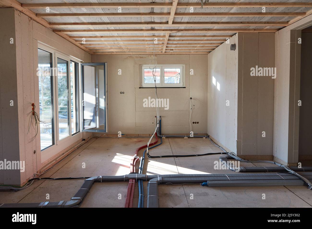 Progettazione di una cucina-soggiorno sulla terrazza in un nuovo edificio con sistema di ventilazione e tubi dell'acqua Foto Stock
