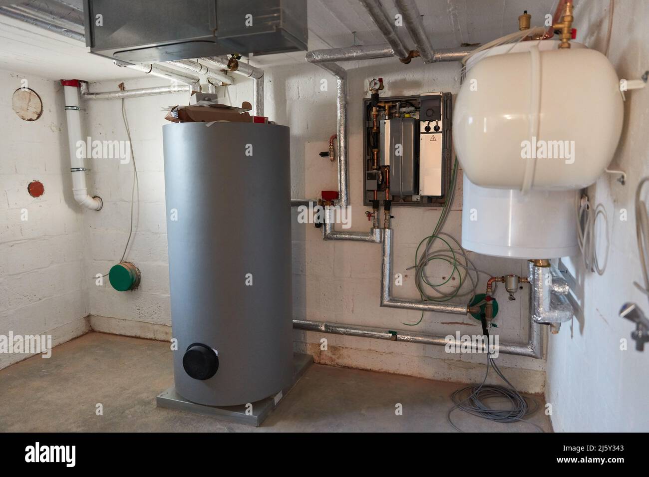 Modernizzazione del locale caldaia nel seminterrato con caldaia e pompa di calore Foto Stock