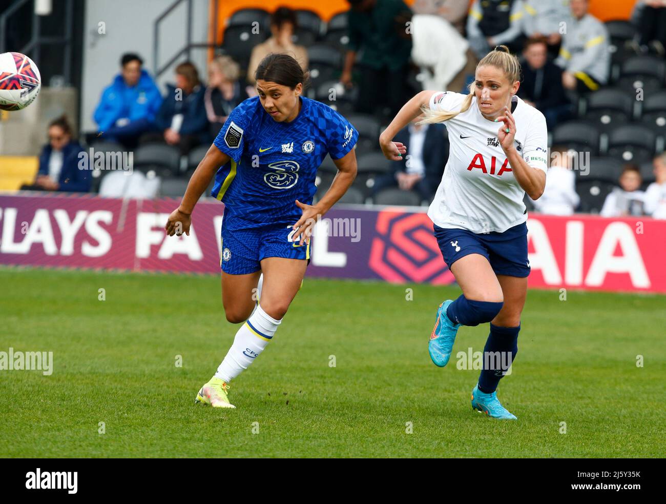 BARNET, INGHILTERRA - APRILE 24:L-R Chelsea Donne Sam Kerr e Shelina Zadorsky di Tottenham Hotspur Donne durante Barclays fa Donne Super League betwee Foto Stock
