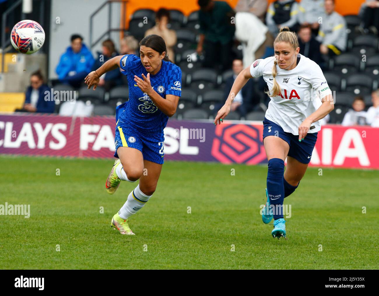 BARNET, INGHILTERRA - APRILE 24:L-R Chelsea Donne Sam Kerr e Shelina Zadorsky di Tottenham Hotspur Donne durante Barclays fa Donne Super League betwee Foto Stock
