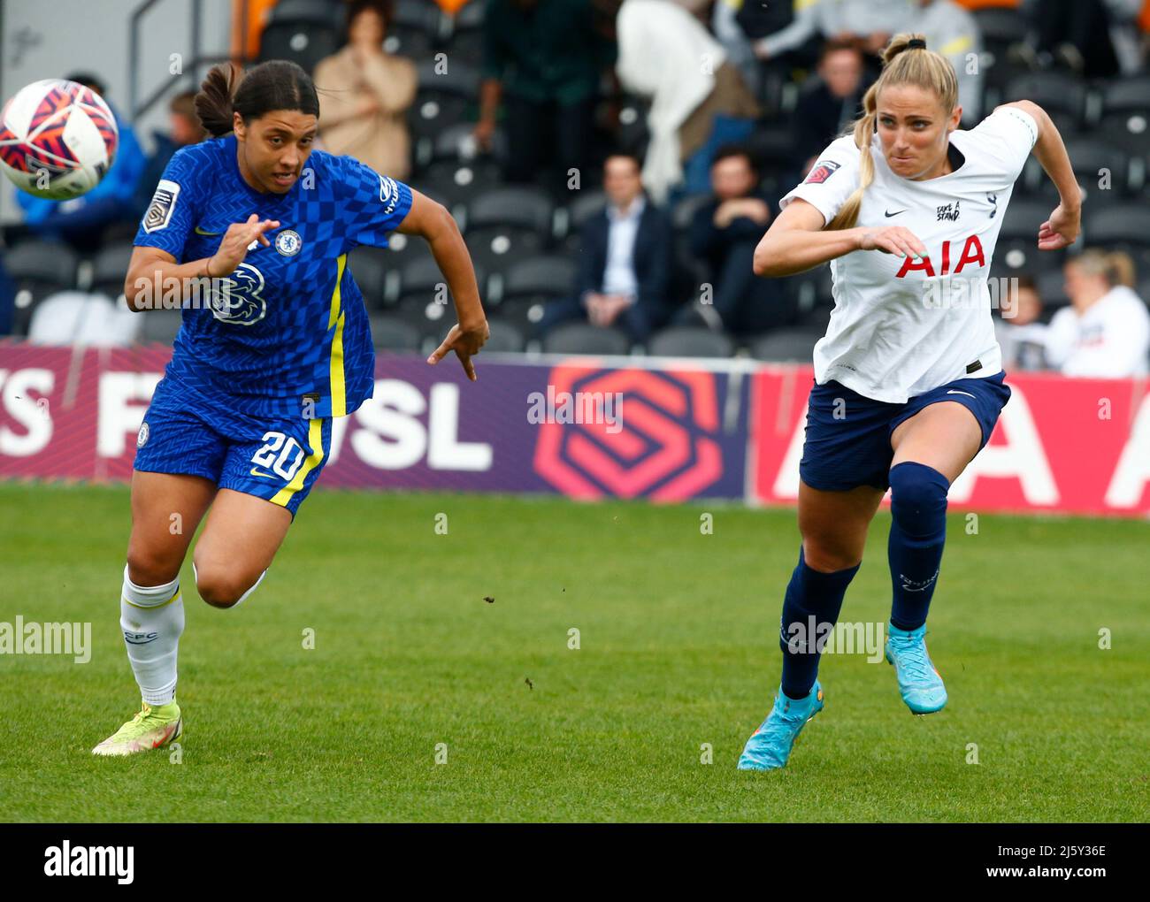 BARNET, INGHILTERRA - APRILE 24:L-R Chelsea Donne Sam Kerr e Shelina Zadorsky di Tottenham Hotspur Donne durante Barclays fa Donne Super League betwee Foto Stock