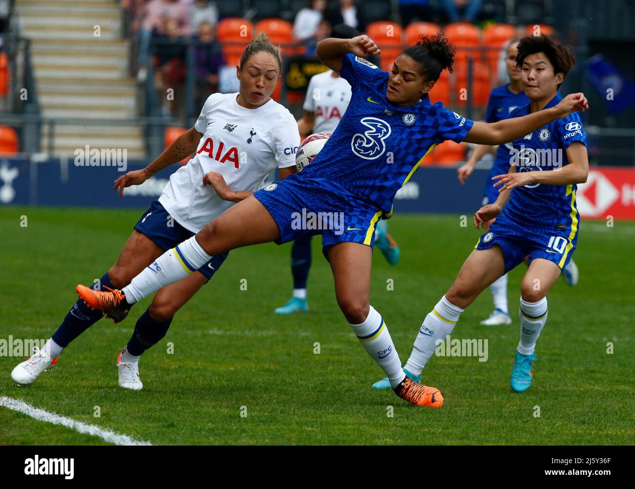 BARNET, INGHILTERRA - APRILE 24: Kyah Simon di Tottenham Hotspur Donne tiene di Chelsea Donne Jessica carter durante Barclays fa Women's Super League betwe Foto Stock